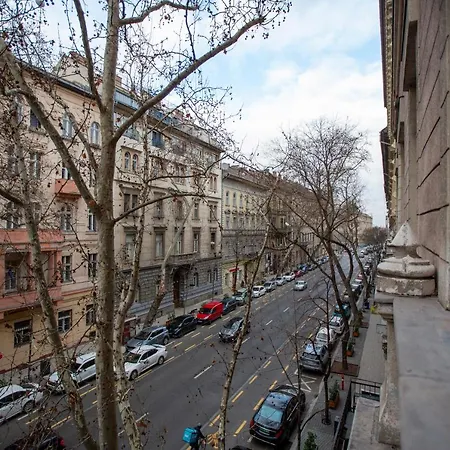 Deluxe Cozy In The Heart Of Apartman